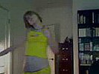 a horney teen doing a good dance in front cam and making a sex strip tease. she has a white skin tiny and beautiful boobs and her gazoo shake very well.